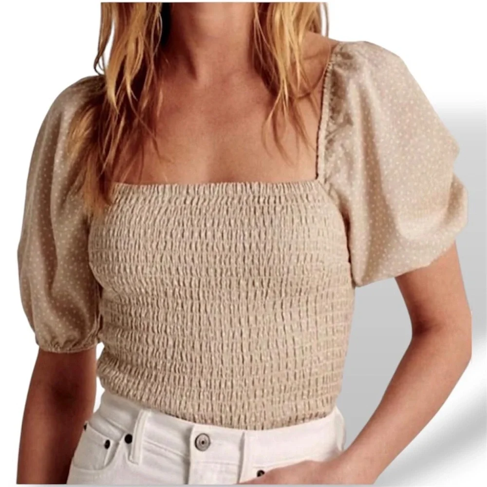 **NWT** Abercrombie & Fitch Smocked Puff Sleeve Crop Top Beige Polka Dot - Small - Picture 2 of 6